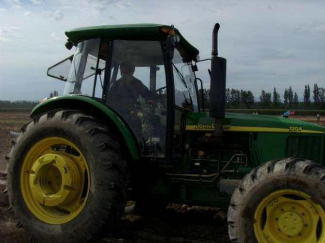 出售2009年约翰迪尔1204拖拉机_新疆伊犁州