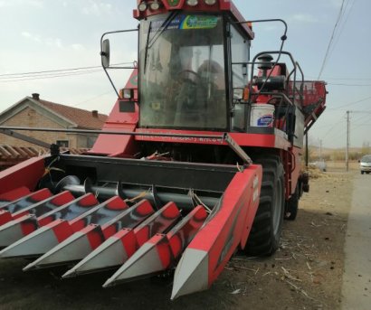 新疆牧神4YZB-8型玉米联合收获机