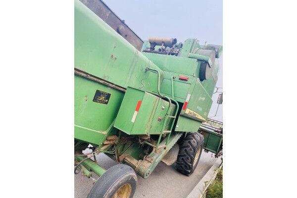 约翰迪尔1048联合收割机