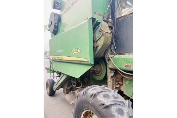 约翰迪尔1048联合收割机