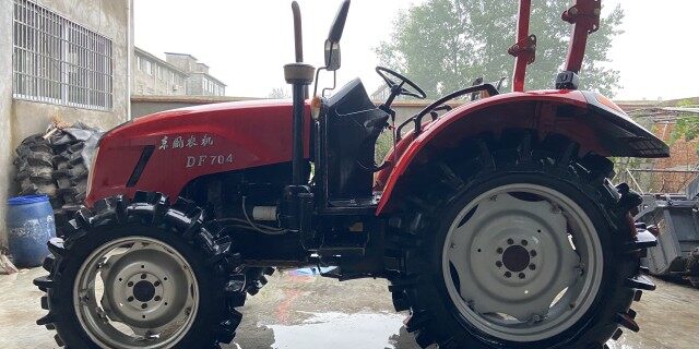 东风704拖拉机