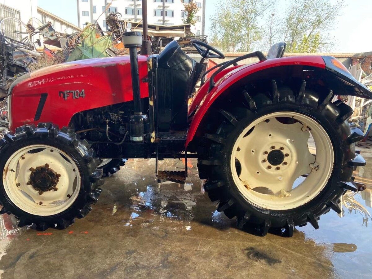 东风DF704拖拉机