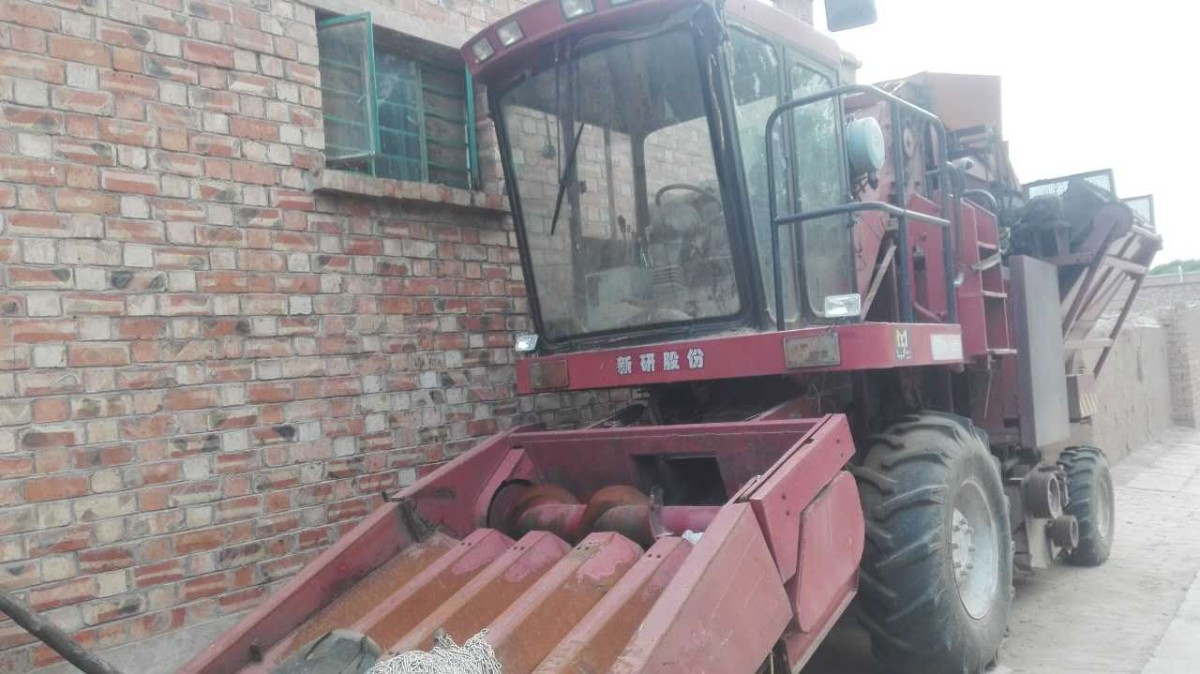 出售2012年新疆牧神4YZB-1800自走式玉米联合收获机