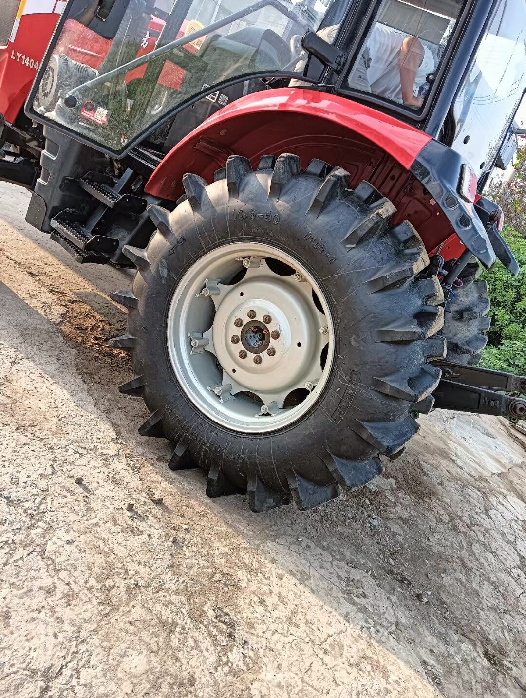东方红LY1404拖拉机