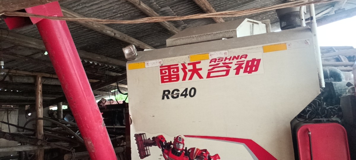 雷沃谷神RG40型履带式谷物联合收割机