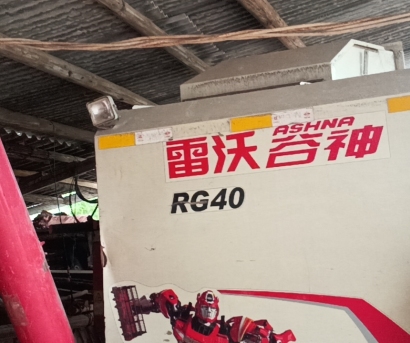 雷沃谷神RG40型履带式谷物联合收割机