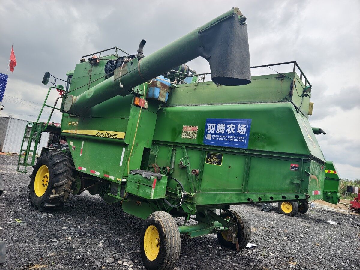 约翰迪尔W100联合收割机