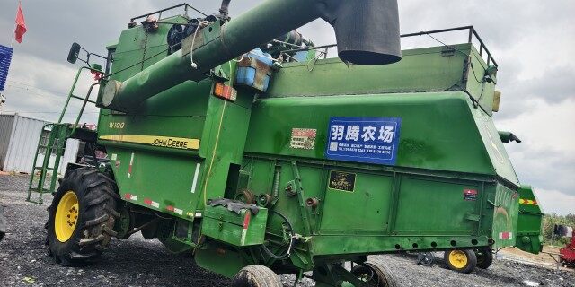 约翰迪尔W100联合收割机