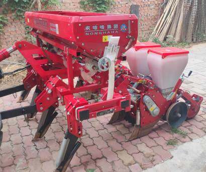農(nóng)哈哈2BYFT-4玉米免(少)耕施肥播種機(jī)