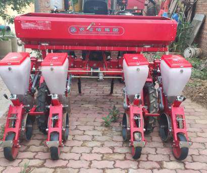 農(nóng)哈哈2BYFT-4玉米免(少)耕施肥播種機(jī)