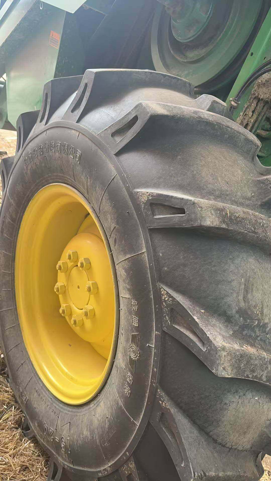 约翰迪尔W100联合收割机