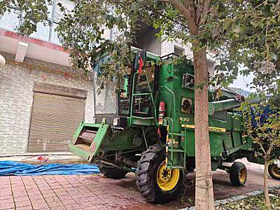 约翰迪尔W80收割机