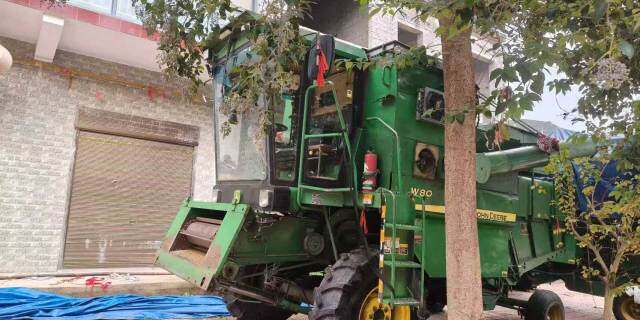 约翰迪尔W80收割机