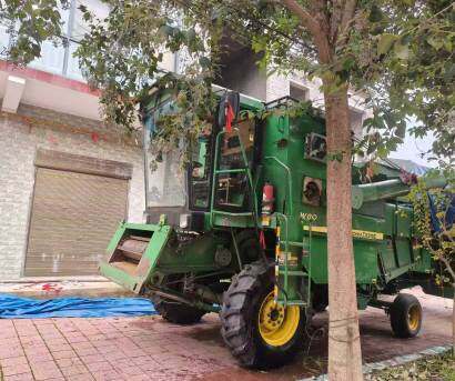 约翰迪尔W80收割机