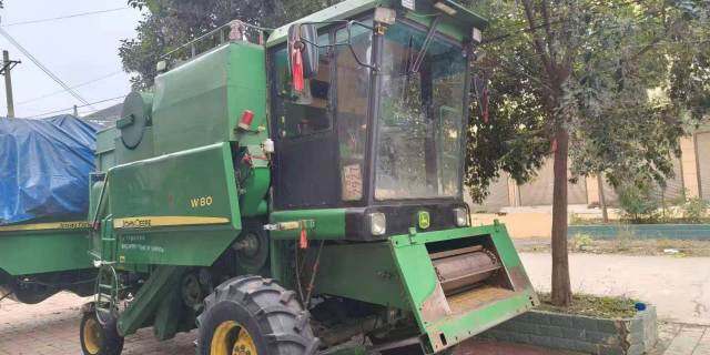 约翰迪尔W80收割机