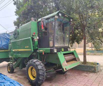 约翰迪尔W80收割机