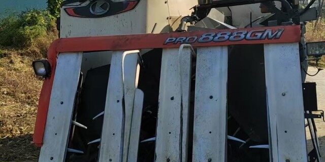 久保田4LBZ-172B(PRO888GM)半喂入履带式收割机