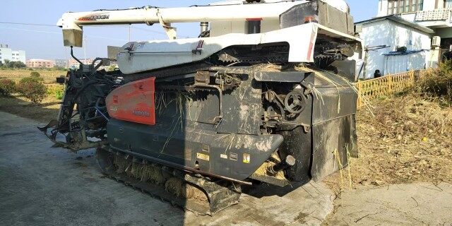 久保田4LBZ-172B(PRO888GM)半喂入履带式收割机