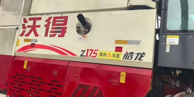 沃得Z175轮式纵轴流收获机