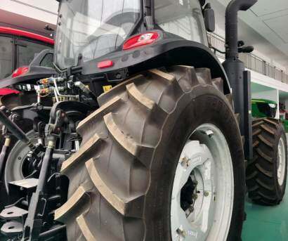 雷沃欧豹MW2304-6(G4)拖拉机