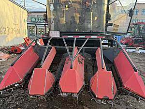 二手英虎四行玉米收割机。