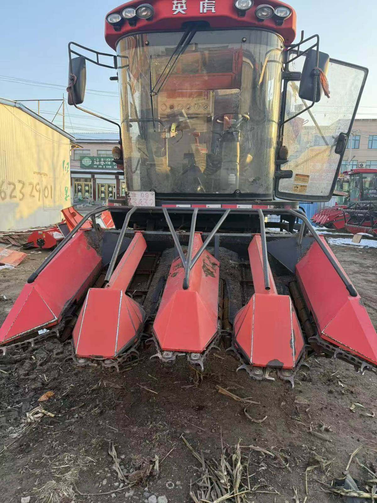 英虎四行玉米收割机。