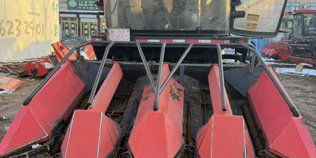 英虎四行玉米收割机。