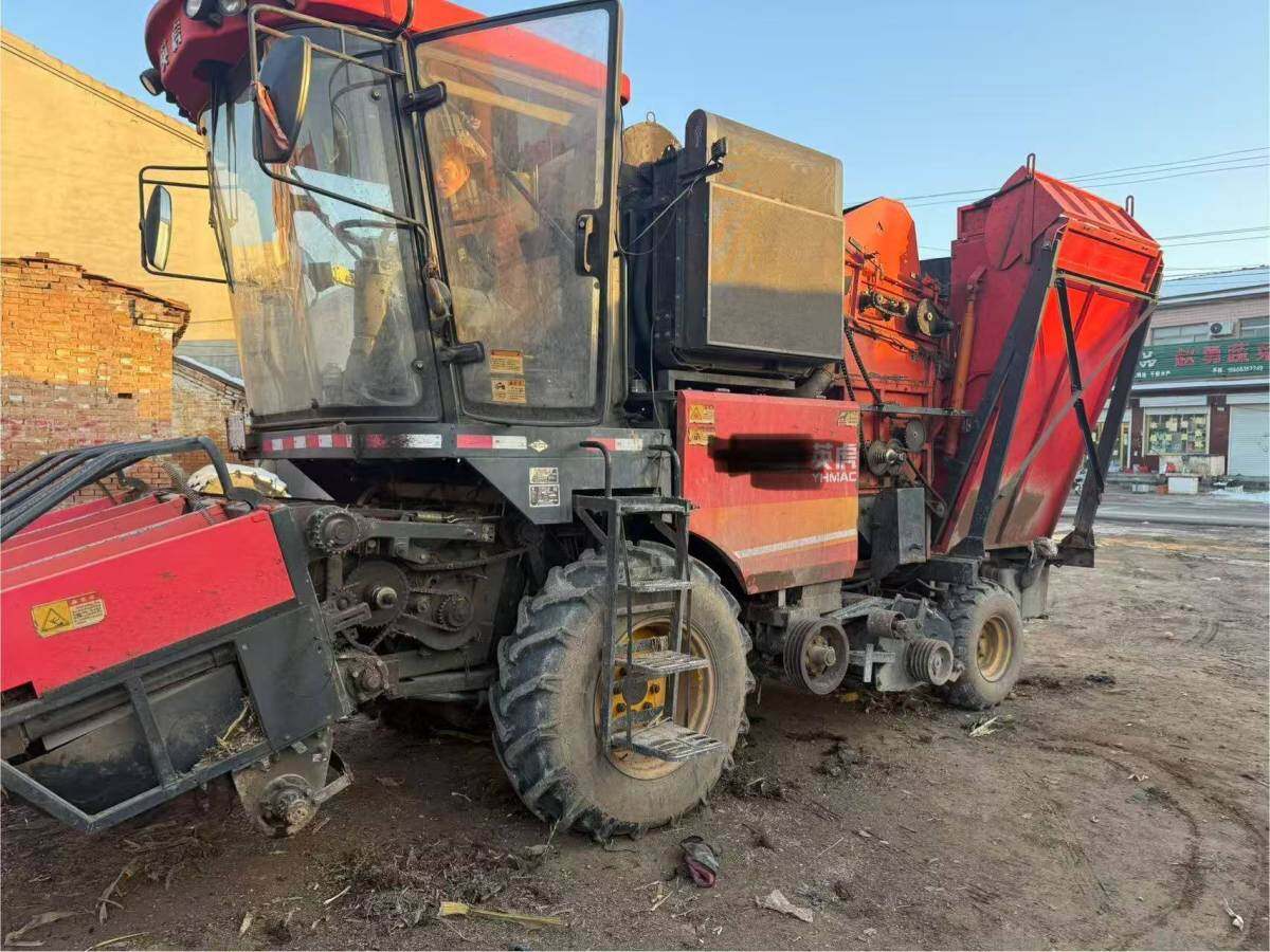 英虎四行玉米收割机。