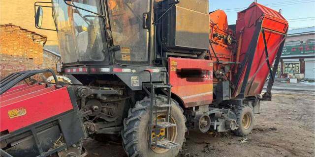 英虎四行玉米收割机。