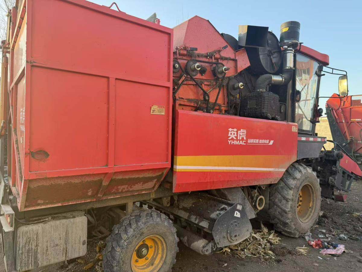 英虎四行玉米收割机。