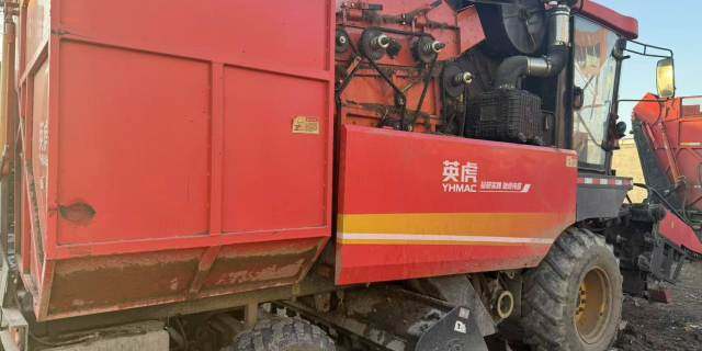 英虎四行玉米收割机。