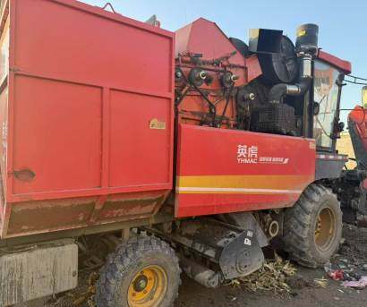 英虎四行玉米收割机。