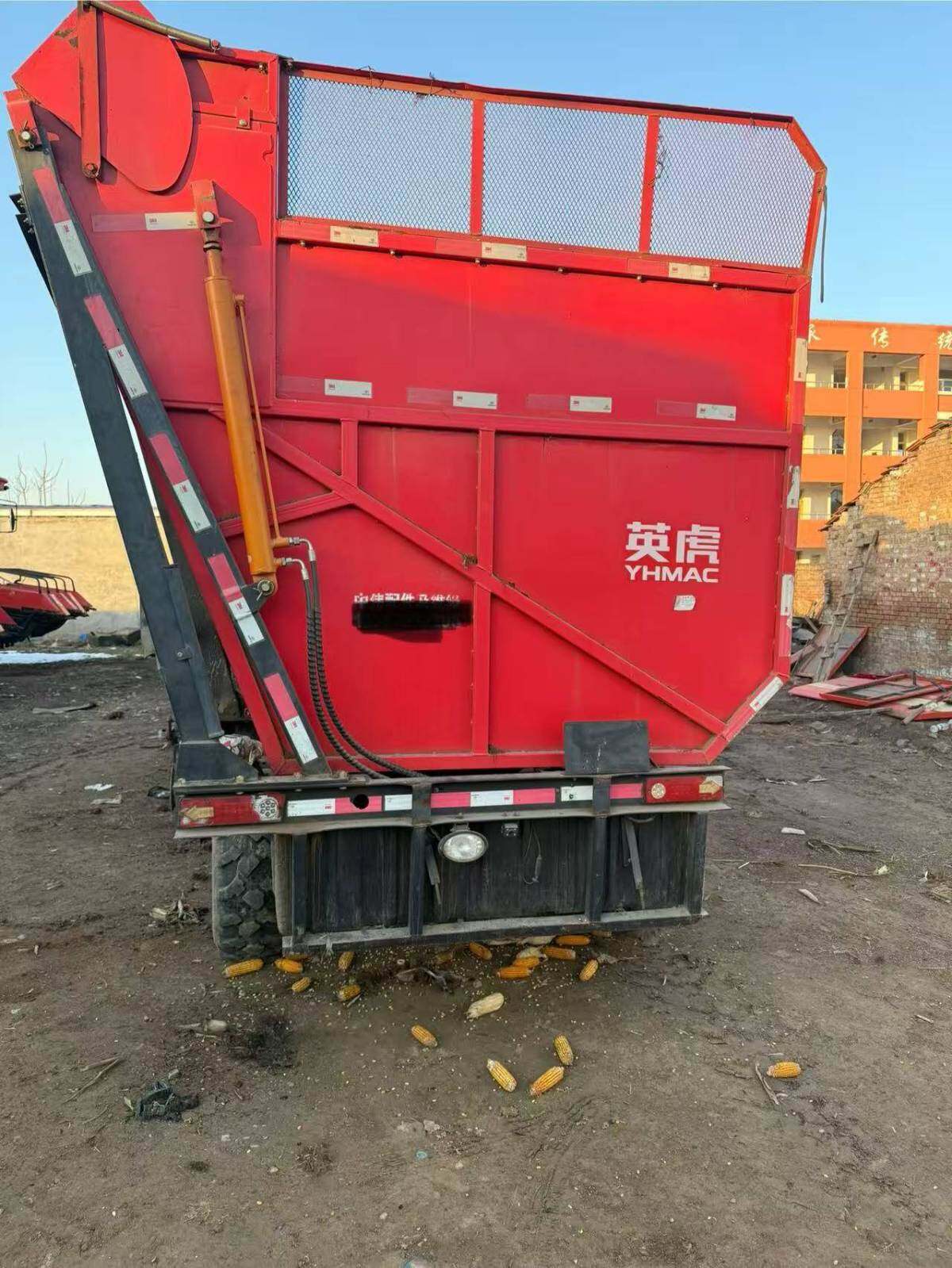 英虎四行玉米收割机。