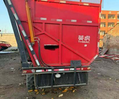 英虎四行玉米收割机。