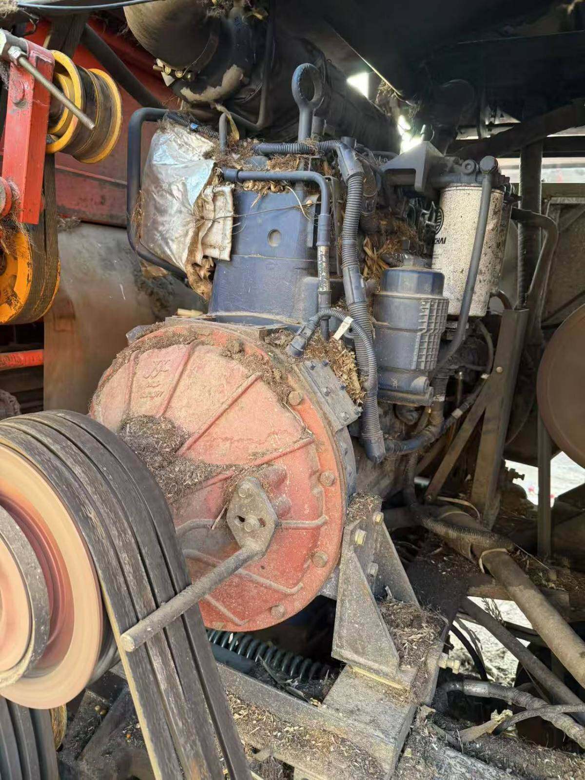 英虎四行玉米收割机。