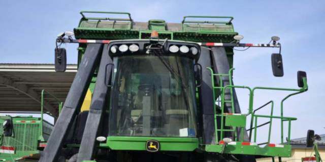 约翰迪尔CP690自走式打包摘棉机