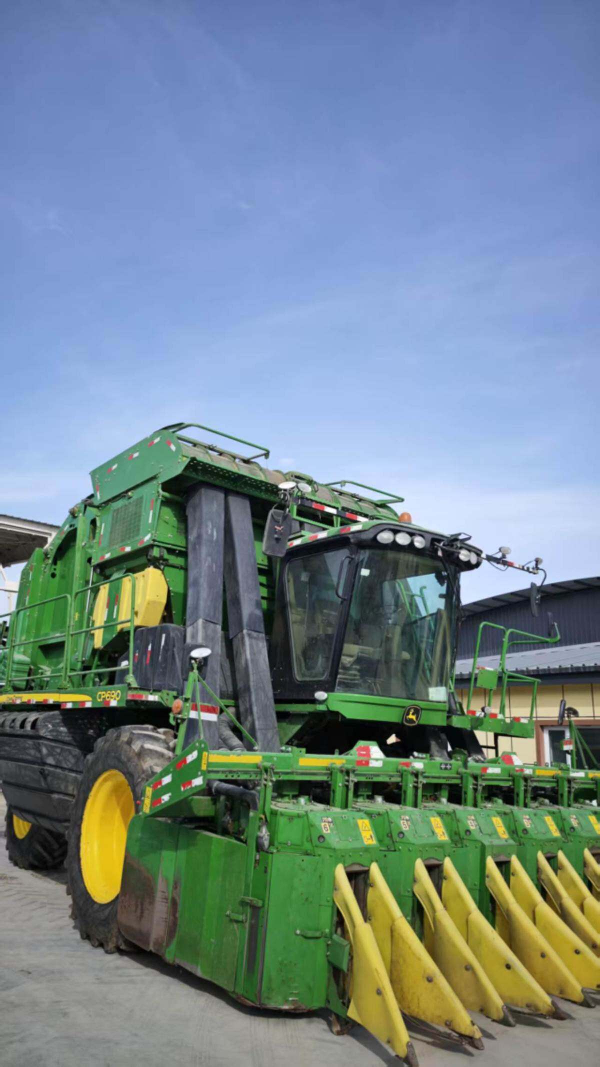 约翰迪尔CP690自走式打包摘棉机