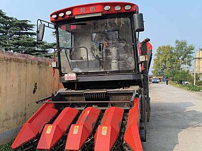 英虎新款4行玉米收割机