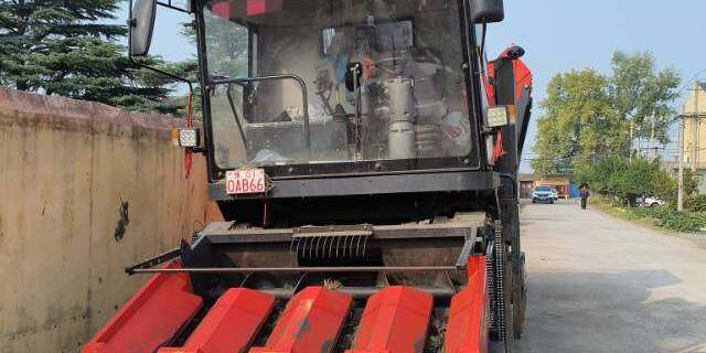 英虎新款4行玉米收割机