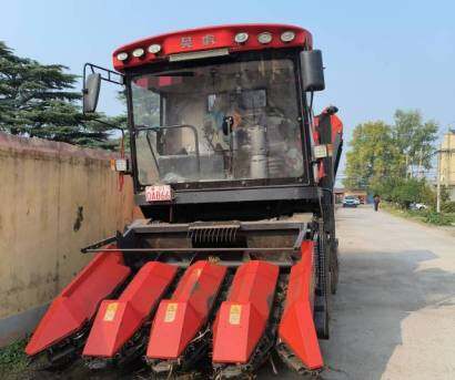 英虎新款4行玉米收割机