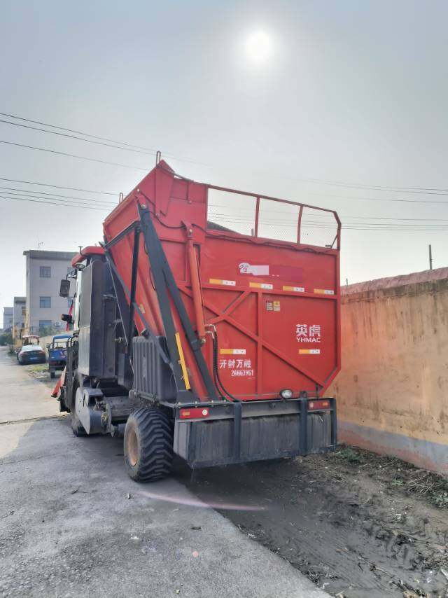 英虎新款4行玉米收割机