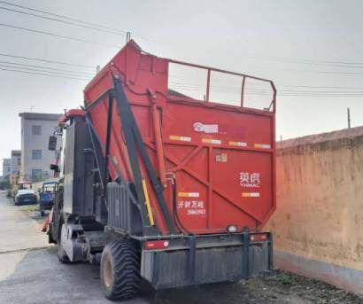 英虎新款4行玉米收割机