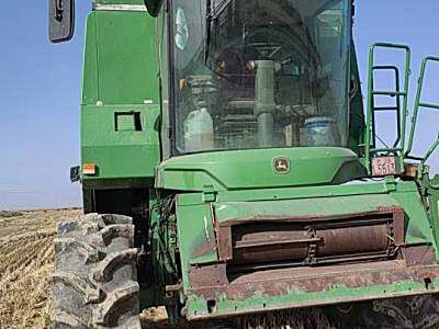 约翰迪尔C440联合收割机