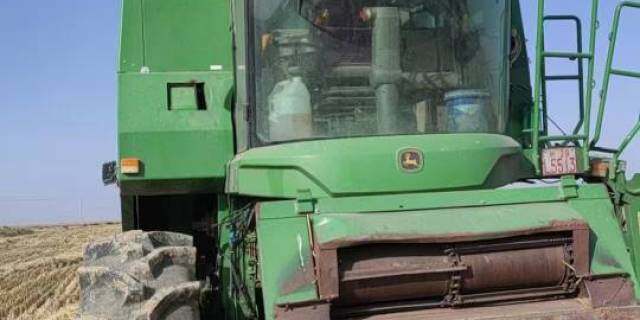 约翰迪尔C440联合收割机