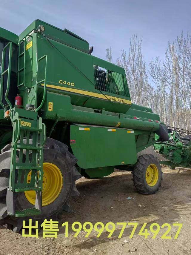 约翰迪尔C440联合收割机
