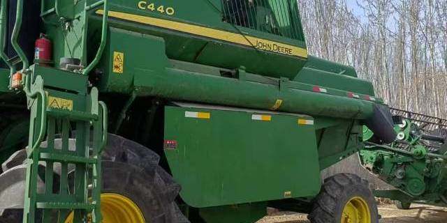 约翰迪尔C440联合收割机