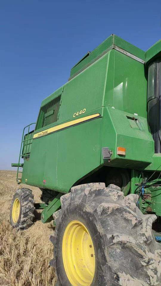 约翰迪尔C440联合收割机