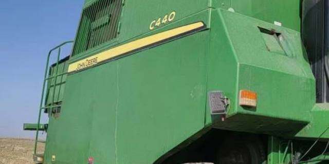 约翰迪尔C440联合收割机