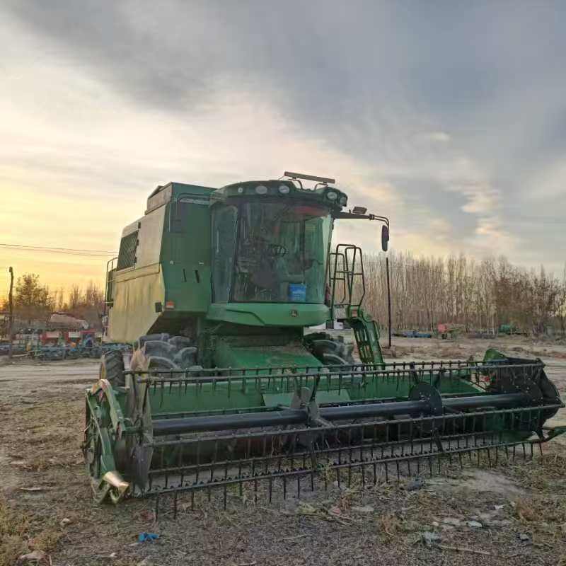 约翰迪尔C440联合收割机