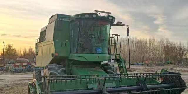 约翰迪尔C440联合收割机